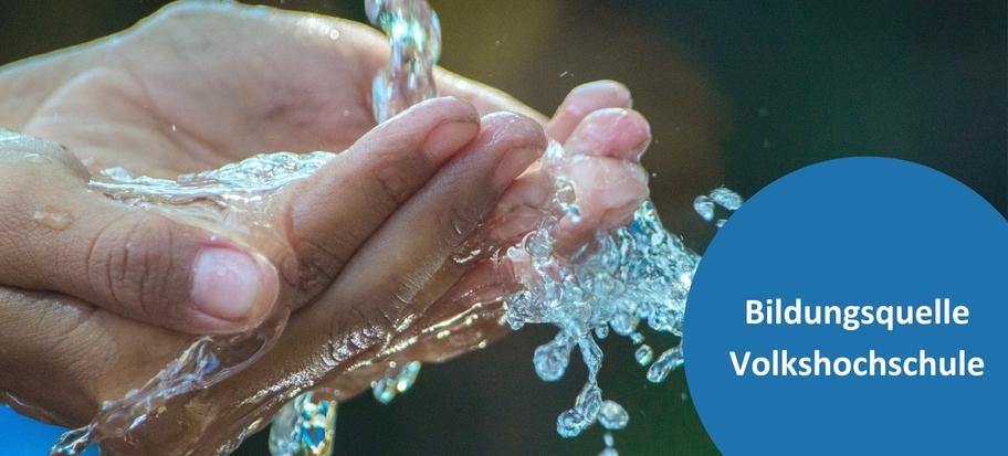 Bildungsquelle Volkshochschule_1 – 1 Wasser fließt durch aufgehaltene Hände